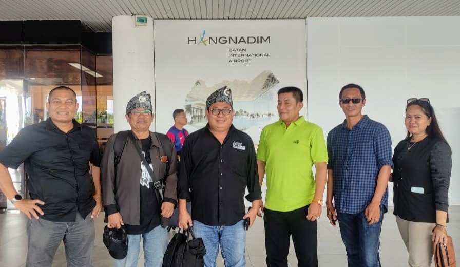 Ketua Umum SMSI Dipakaikan Tanjak Melayu Saat Tiba Di Batam