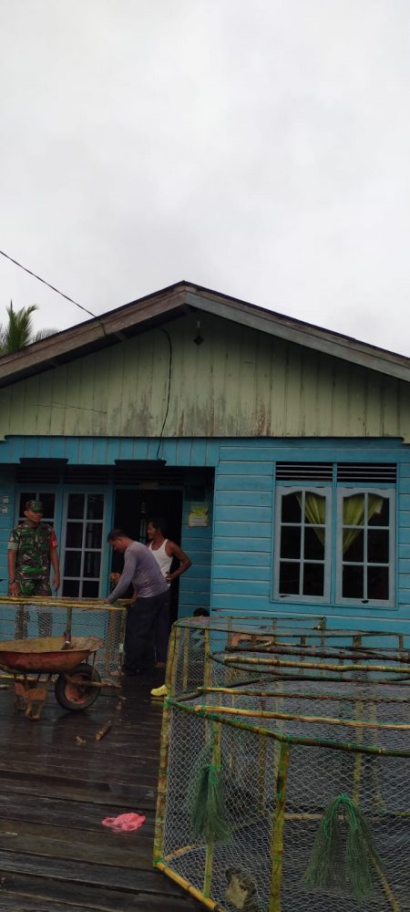Jaga Hubungan Silaturrahmi, Babinsa Kopda Hendrik Komsos Dengan Warga Jaga Hubungan Silaturrahmi, Babinsa Kopda Hendrik Komsos Dengan Warga