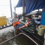 Cuaca Buruk, Babinsa Serda Eko Himbau Nelayan Waspada Saat Melaut