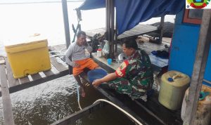 Cuaca Buruk, Babinsa Serda Eko Himbau Nelayan Waspada Saat Melaut Cuaca Buruk, Babinsa Serda Eko Himbau Nelayan Waspada Saat Melaut