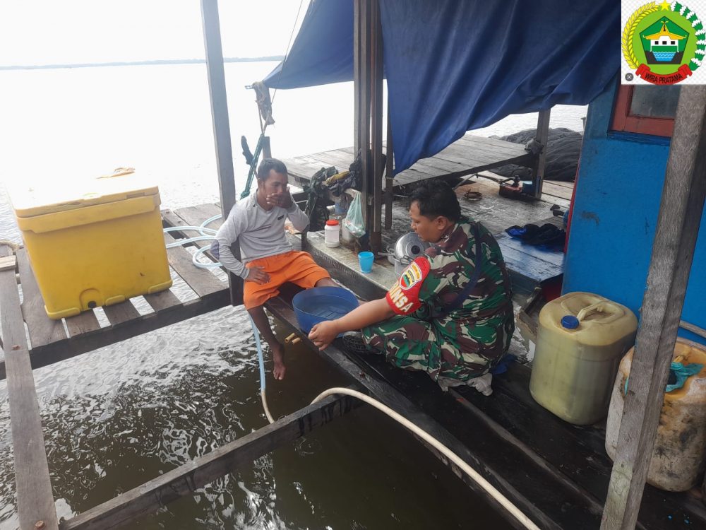 Cuaca Buruk, Babinsa Serda Eko Himbau Nelayan Waspada Saat Melaut Cuaca Buruk, Babinsa Serda Eko Himbau Nelayan Waspada Saat Melaut