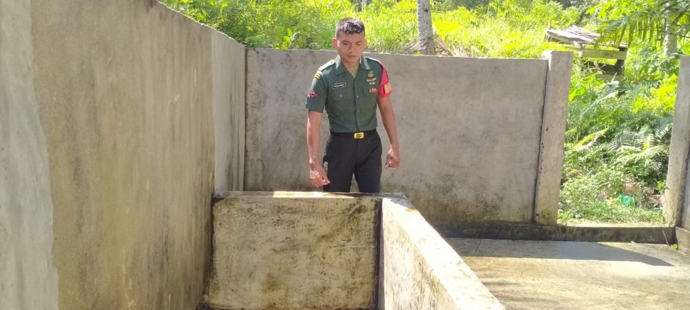 Babinsa Koramil 03/Sedanau Pantau Kondisi Sumur Warga Dusun I RW002/RT 003 Desa Sedanau Timur
