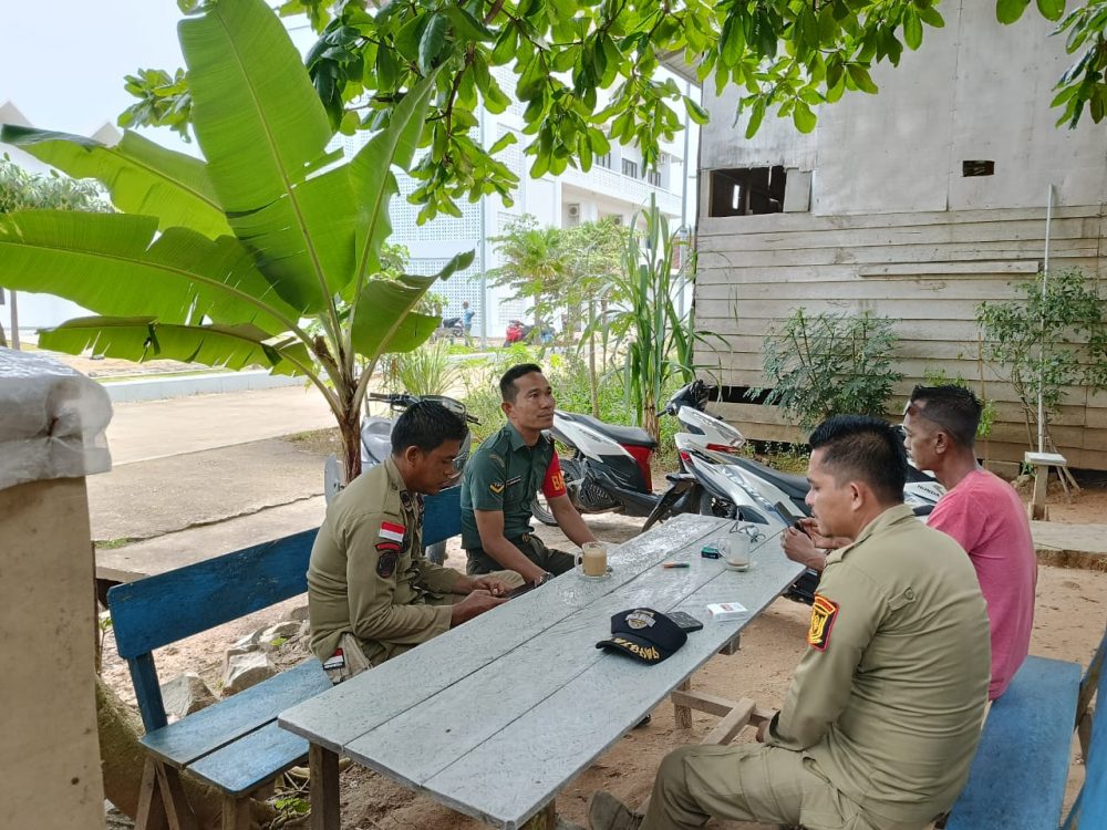 Tingkatkan Sinergitas, Babinsa Serda Perangin Angin Komsos Dengan Satpol PP