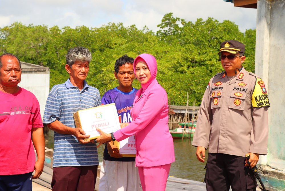 Bhayangkari Polres Natuna Peduli, Bagikan Sembako Kepada Nelayan Pesisir