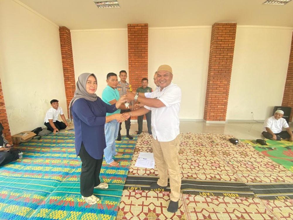 Babinsa Serda Suwarno Hadiri Penyerahan 55 Unit Kunci Rumah Bantuan Bagi Korban Longsor Serasan Babinsa Serda Suwarno Hadiri Penyerahan 55 Unit Kunci Rumah Bantuan Bagi Korban Longsor Serasan