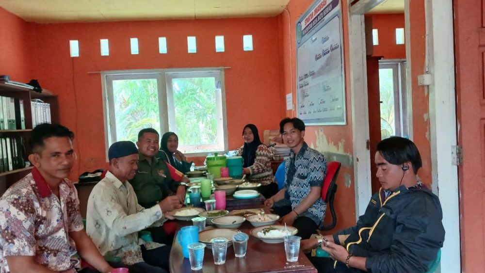 Babinsa Serka Harahap Kembali Komsos Dengan Perangkat Desa Batu Berian Babinsa Serka Harahap Kembali Komsos Dengan Perangkat Desa Batu Berian