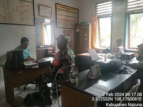 Jalin Sinergitas, Babinsa Koramil 03/Sedanau Komsos Dengan Perangkat Desa Semedang Jalin Sinergitas, Babinsa Koramil 03/Sedanau Komsos Dengan Perangkat Desa Semedang