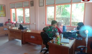Babinsa Koramil 03/Sedanau Jalin Komsos Dengan Perangkat Desa Setumuk