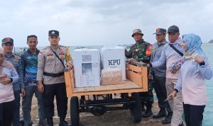 Personil Koramil 03/Sedanau Bersama Polsek dan Petugas PPK Kawal Pendistribuaian Logistik Pemilu Personil Koramil 03/Sedanau Bersama Polsek dan Petugas PPK Kawal Pendistribuaian Logistik Pemilu