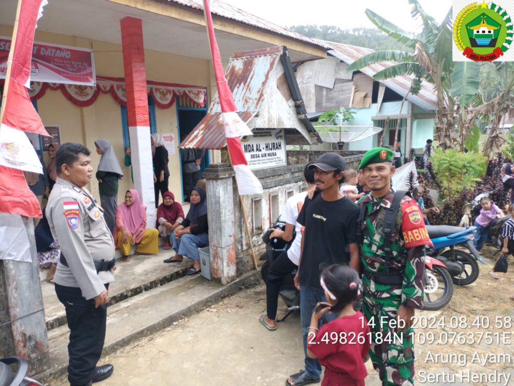 Babinsa Sertu Hendry Lakukan Pengamanan di 3 TPS Sekaligus, Berikan Rasa Aman
