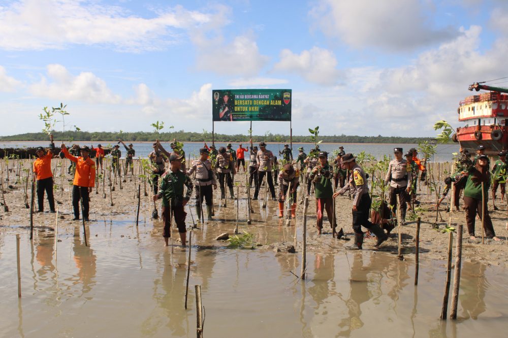 Bersatu Dengan Alam Untuk NKRI, Kodim 0318/Natuna Tanam Mangrove