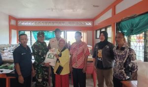 Babinsa Koramil 06/Serasan Lakukan Pendampingan Penyaluran PKH Bagu Masyarakat Kurang Mampu