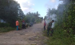 Babinsa Koramil 03/Sedanau Goro Bersama Staf Kecamatan Bunguran Utara Bersihkan Jalan Poros Babinsa Koramil 03/Sedanau Goro Bersama Staf Kecamatan Bunguran Utara Bersihkan Jalan Poros