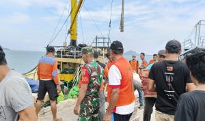 Personil Koramil 06/Serasan Bersama Petugas Terkait Tertibkan Turun Naik Penumpang Kapal Personil Koramil 06/Serasan Bersama Petugas Terkait Tertibkan Turun Naik Penumpang Kapal