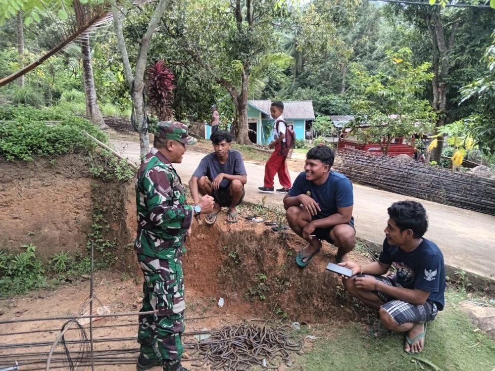 Ini Pesan Babinsa Serda Suwarno Saat Komsos Dengan Pemuda Desa Genting