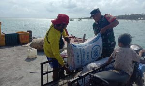 Babinsa Serka Saroji Bantu Kesulitan Warga, Pindahkan Kopra Ke Perahu