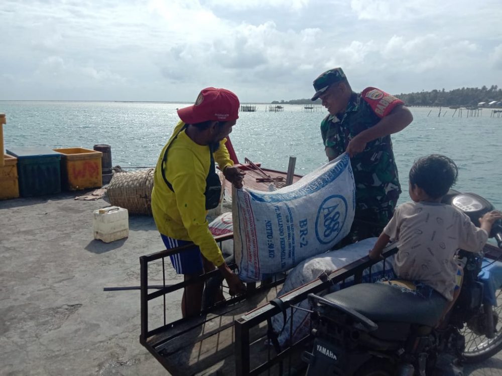 Babinsa Serka Saroji Bantu Kesulitan Warga, Pindahkan Kopra Ke Perahu