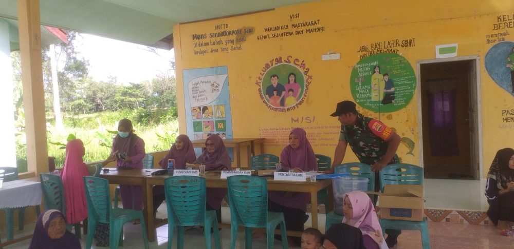 Babinsa Sertu Muchadlir Dampingi Kegiatan Posyandu Lansia Desa Gunung Putri