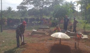 Babinsa Sertu Muchadlir Bantu Prosesi Pemakaman Warga Binaan Yang Tutup Usia