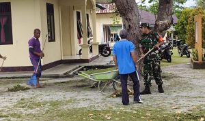 Jum’at Bersih, Babinsa Serka Risdianto Goro Bersihkan Pekarangan Sanggar Desa Meliah Jum’at Bersih, Babinsa Serka Risdianto Goro Bersihkan Pekarangan Sanggar Desa Meliah