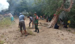 Sambut Bulan Suci Ramadhan 1445 H, Babinsa Koramil 06/Serasan Goro Bersihkan TPU