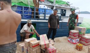 Pastikan Tidak Ada Barang Ilegal, Babinsa Koramil 06/Serasan Lakukan Montirong Kapal Barang Pastikan Tidak Ada Barang Ilegal, Babinsa Koramil 06/Serasan Lakukan Montirong Kapal Barang