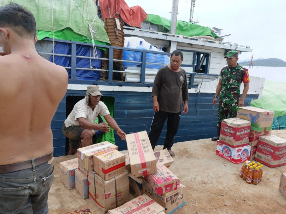 Pastikan Tidak Ada Barang Ilegal, Babinsa Koramil 06/Serasan Lakukan Montirong Kapal Barang