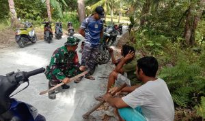 Sambut Bulan Suci Ramadhan, Babinsa Koramil 06/Serasan Bersama Warga Goro Bersihkam Area TPU