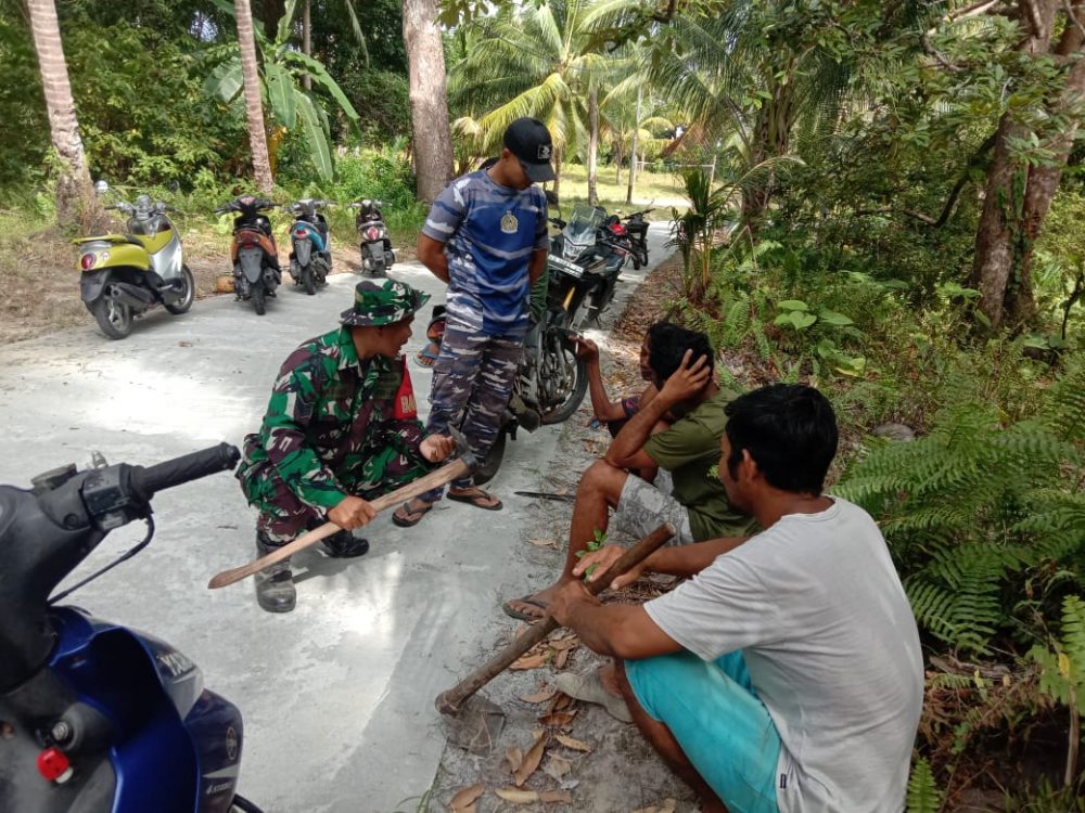 Sambut Bulan Suci Ramadhan, Babinsa Koramil 06/Serasan Bersama Warga Goro Bersihkam Area TPU Sambut Bulan Suci Ramadhan, Babinsa Koramil 06/Serasan Bersama Warga Goro Bersihkam Area TPU