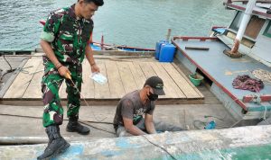 Babinsa Sertu Hendry Ajak Nelayan Jaga Kelestarian Laut