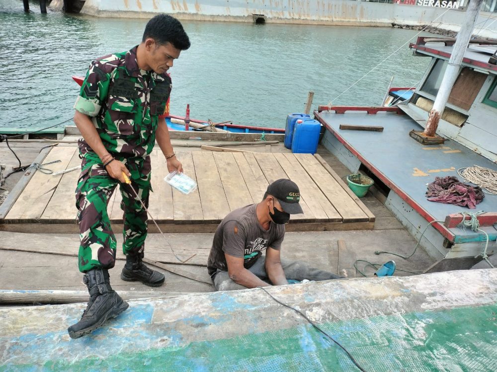 Babinsa Sertu Hendry Ajak Nelayan Jaga Kelestarian Laut Babinsa Sertu Hendry Ajak Nelayan Jaga Kelestarian Laut