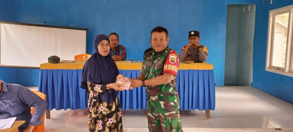 Babinsa Koramil 06/Serasan Kembali Lakukan Pendampingan BLT DD Desa Pangkalan Babinsa Koramil 06/Serasan Kembali Lakukan Pendampingan BLT DD Desa Pangkalan