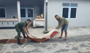 Babinsa Serka Harahap Komsos Dengan Warga Binaan Petani Cengkeh Babinsa Serka Harahap Komsos Dengan Warga Binaan Petani Cengkeh