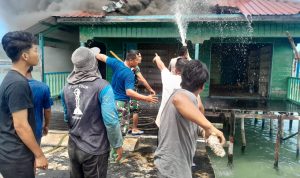 Bersama Warga, Personil Koramil 03/Sedanau Berjibaku Bantu Padamkan Api Bersama Warga, Personil Koramil 03/Sedanau Berjibaku Bantu Padamkan Api