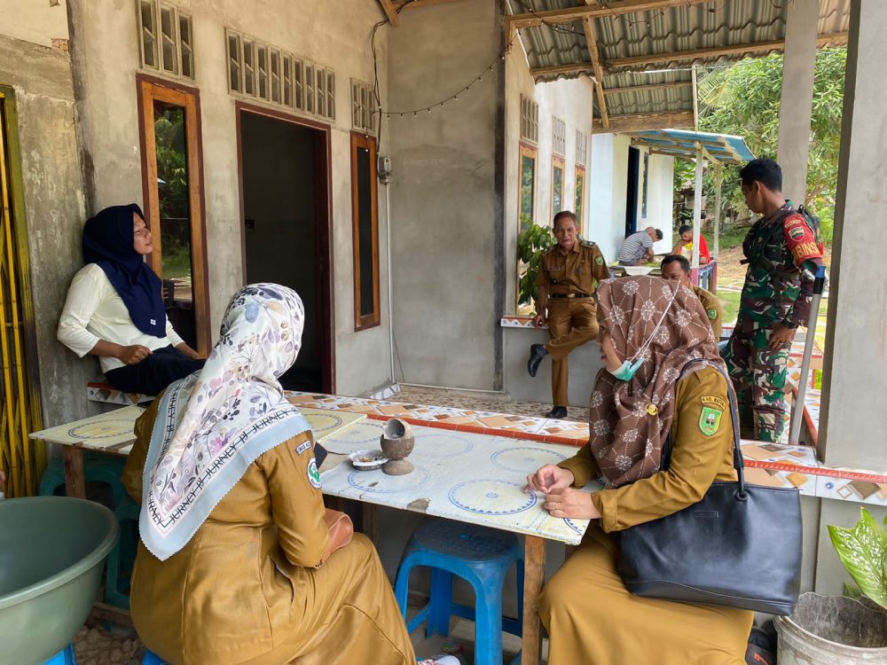 Babinsa Koramil 06/Serasan Dampingi Petugas Laksanakan Pengecekan Kesehatan