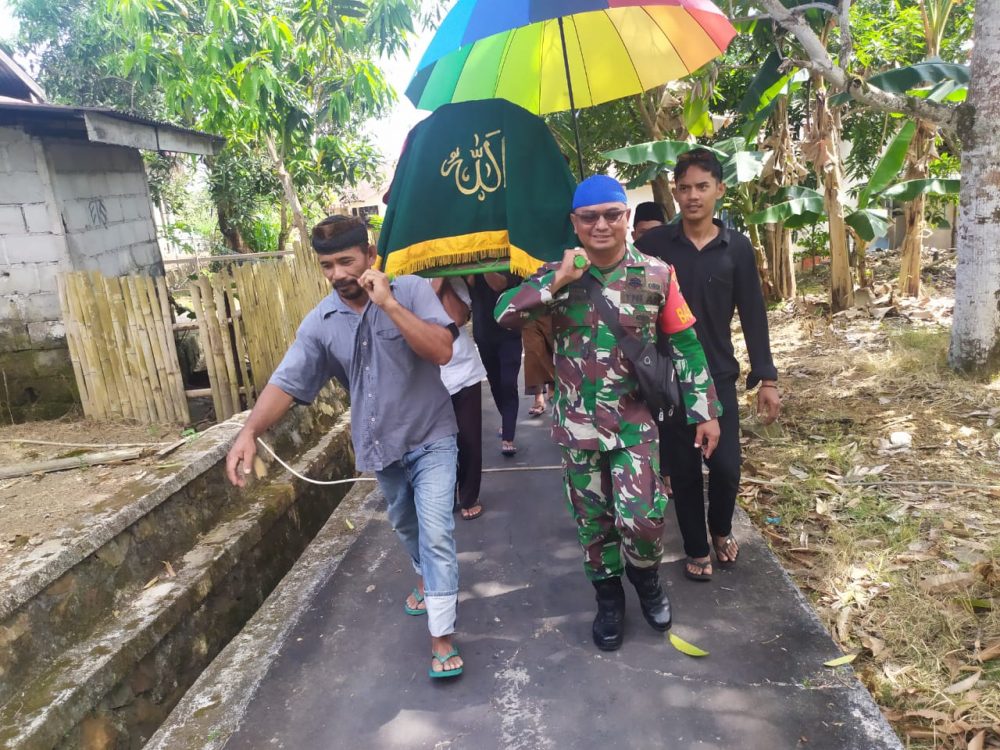 Salut, Babinsa Sertu Chaniago Turut Hantarkan Jenazah Warga Binaan yang Tutup Usia