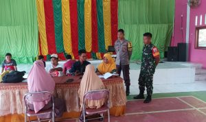 Sinergitas Babinsa Koramil 03/Sedanau Bersama Bhabinkamtibmas Dampingi Penyaluran BLT DD