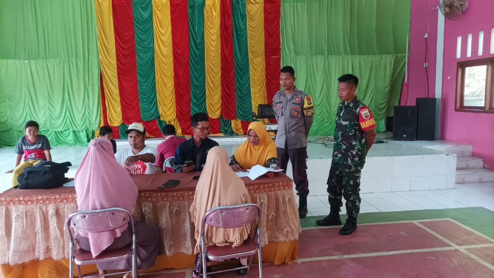 Sinergitas Babinsa Koramil 03/Sedanau Bersama Bhabinkamtibmas Dampingi Penyaluran BLT DD