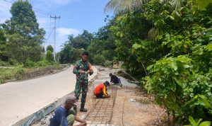 Komsos Dengan Pekerja Proyek Jalan, Ini Harapan Babinsa Praka Ricko Komsos Dengan Pekerja Proyek Jalan, Ini Harapan Babinsa Praka Ricko