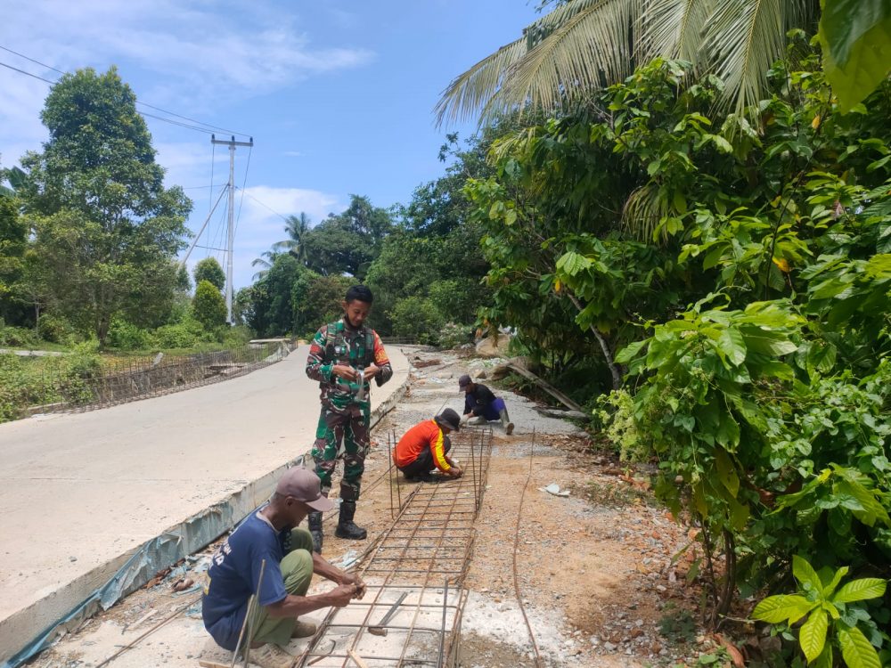 Komsos Dengan Pekerja Proyek Jalan, Ini Harapan Babinsa Praka Ricko