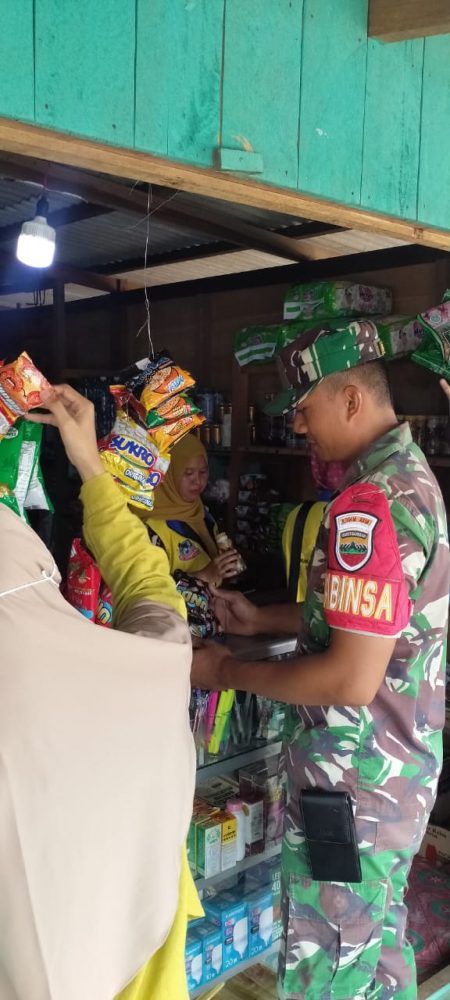 Babinsa Koramil 03/Sedanau Turut Terlibat Dalam Operasi Makanan Kadaluarsa
