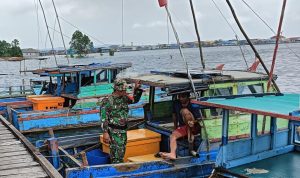 Ini Pesan Babinsa Sertu Jimson Saat Komsos Dengan Nelayan Desa Selaut