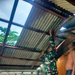 Babinsa Koramil 03/Sedanau Bantu Perbaiki Atap Rumah Warga Terkena Angin Kencang