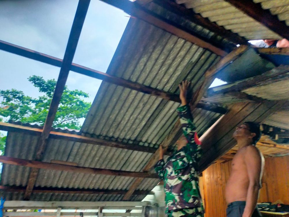 Babinsa Koramil 03/Sedanau Bantu Perbaiki Atap Rumah Warga Terkena Angin Kencang