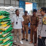 Sidak Ke Pasar dan Bulog, Kapolres Natuna Pastikan Kestabilan Harga Bahan Pokok Sidak Ke Pasar dan Bulog, Kapolres Natuna Pastikan Kestabilan Harga Bahan Pokok