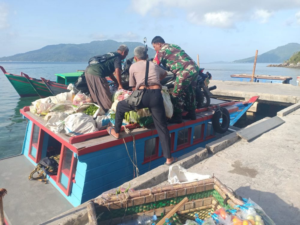Salut, Babinsa Serda Eko Bantu Pedagang Sayur Angkat Barang Ke Atas Perahu Salut, Babinsa Serda Eko Bantu Pedagang Sayur Angkat Barang Ke Atas Perahu