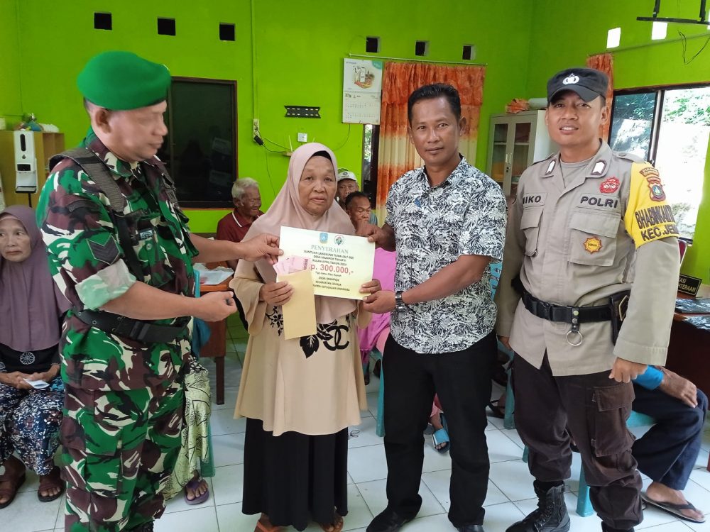 Di Bulan Ramadhan, Desa Mampok Salurkan Bantuan BLT Tahap II Sebanyak 37 Warga Di Bulan Ramadhan, Desa Mampok Salurkan Bantuan BLT Tahap II Sebanyak 37 Warga