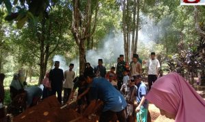 Bentuk Empati, Babinsa Koptu Suwarno Turut Mengantarkan Ke Pemakaman Warga Binaan yang Tutup Usia Bentuk Empati, Babinsa Koptu Suwarno Turut Mengantarkan Ke Pemakaman Warga Binaan yang Tutup Usia