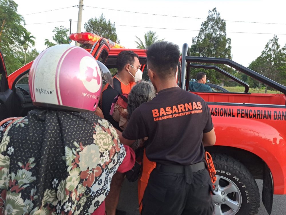 Sigap! Tim Basarnas Natuna Evakuasi Korban Laka Tunggal Sigap! Tim Basarnas Natuna Evakuasi Korban Laka Tunggal