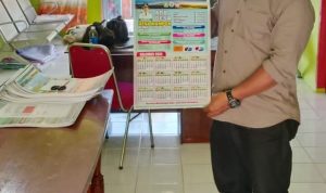 Kepala Desa Mampok Kecamatan Jemaja Bagikan Ratusan Kalender Kepada Masyarakat